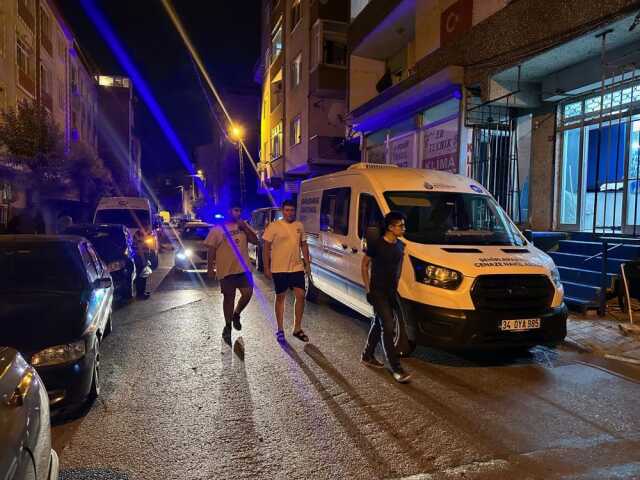 İstanbul'da cinnet getiren şahıs, önce eşini sonra kendini vurdu