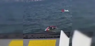 İzmir Körfezi'nde teknesi alabora olan amatör denizci böyle kurtarıldı