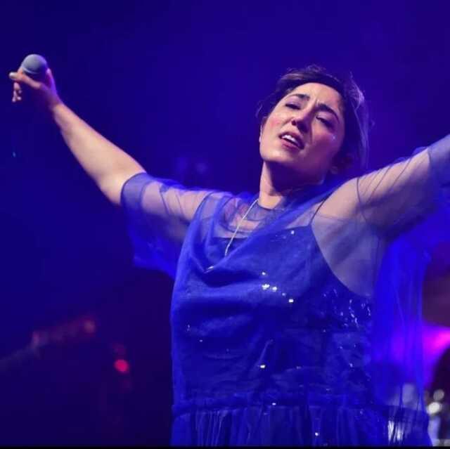 Kalben, sahnede çılgınlar gibi dans etti Kalben, sahnede çılgınlar gibi dans etti