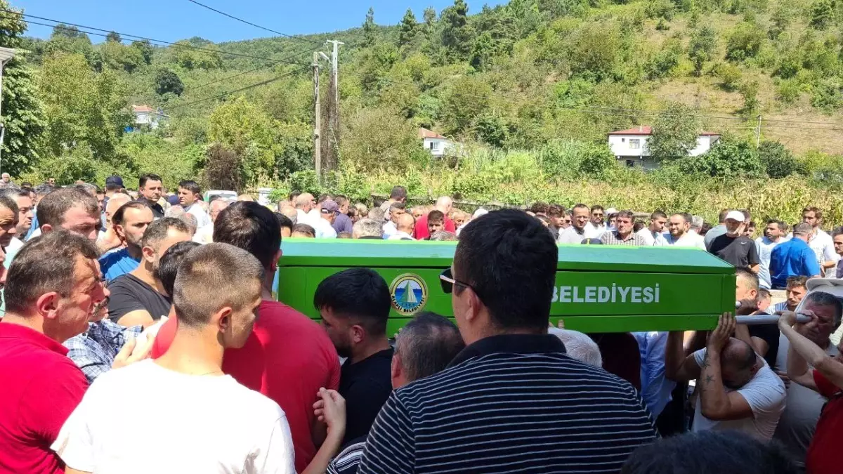 Bıçaklı kavgada hayatını kaybeden muhtarın oğlu toprağa verildi