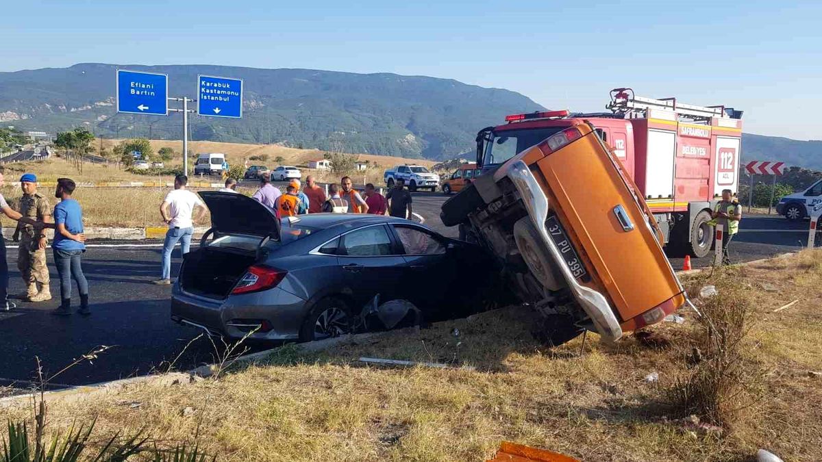 Karabük'te Karayolları Müdürlüğü'ne ait araç ile otomobil çarpıştı: 6 yaralı