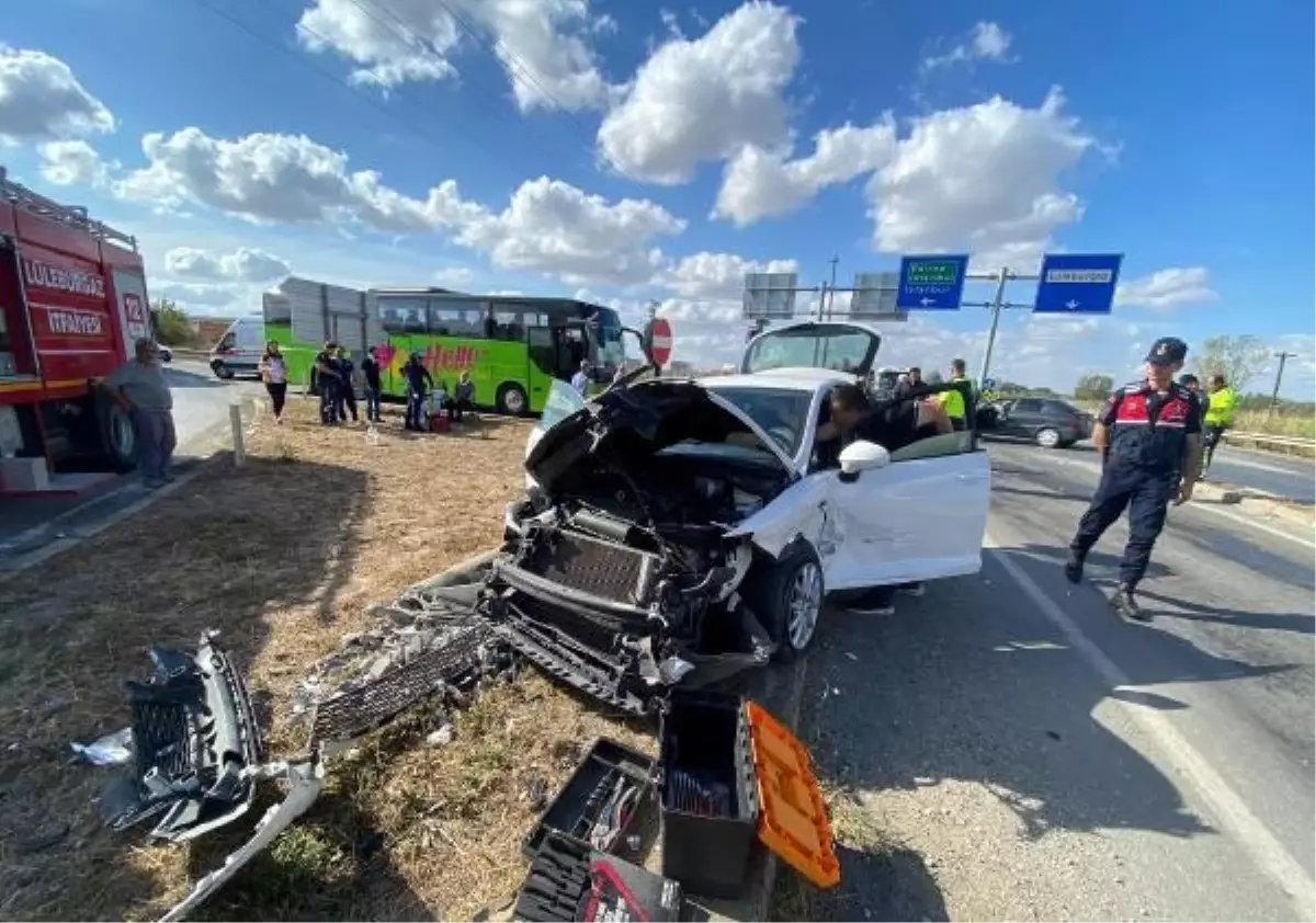 Kırklareli'nde kafa kafaya çarpışan otomobillerde 6 kişi yaralandı