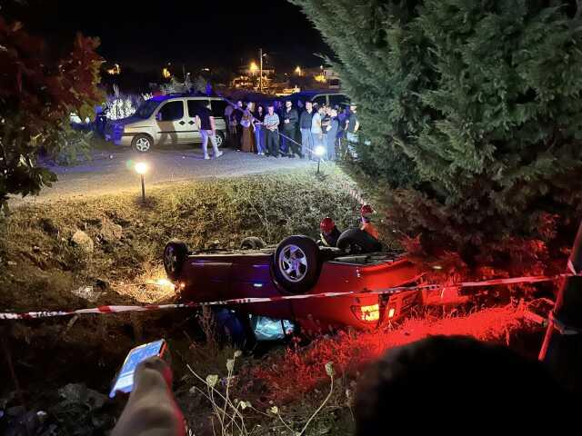 Kontrolden çıkan araç elektrikli bisiklete çarptıktan sonra su kanalına uçtu! 3 kişi hayatını kaybetti Kontrolden çıkan araç elektrikli bisiklete çarptıktan sonra su kanalına uçtu! 3 kişi hayatını kaybetti