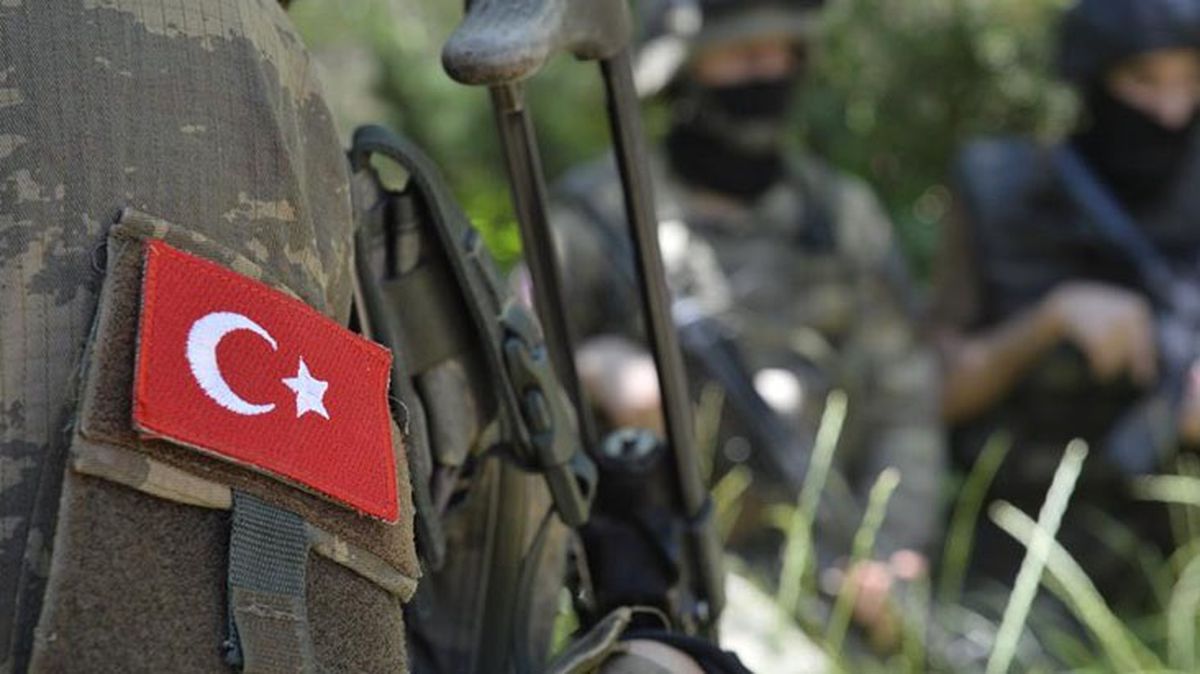 Pençe-Kilit bölgesinde 1 asker arazide düşerek şehit oldu
