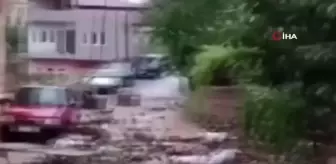 Yahyalı'da meydana gelen selde araçlar çamura gömüldü