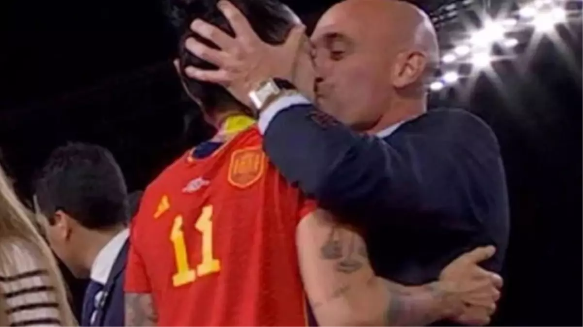 Seremonide kadın futbolcuyu dudağından öpen İspanya Futbol Federasyonu Başkanı Rubiales hakkında cinsel saldırı soruşturması başlatıldı