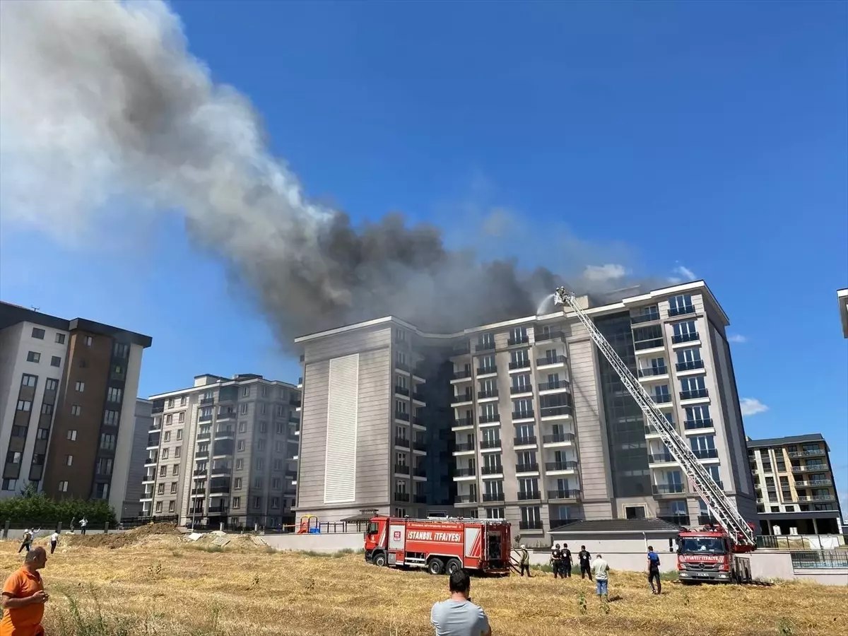 Silivri'de 7 Katlı Binanın Çatısında Yangın: Hasar Oluştu
