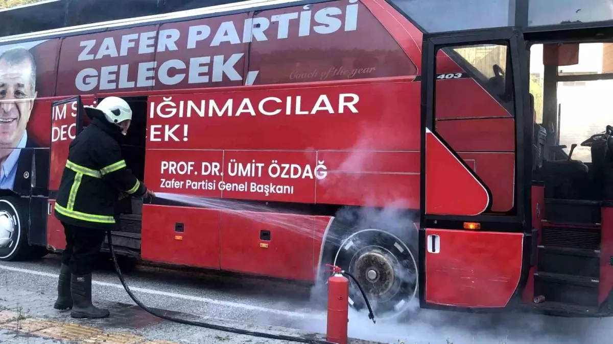 Zafer Partisi'ne ait seçim otobüsünde yangın çıktı