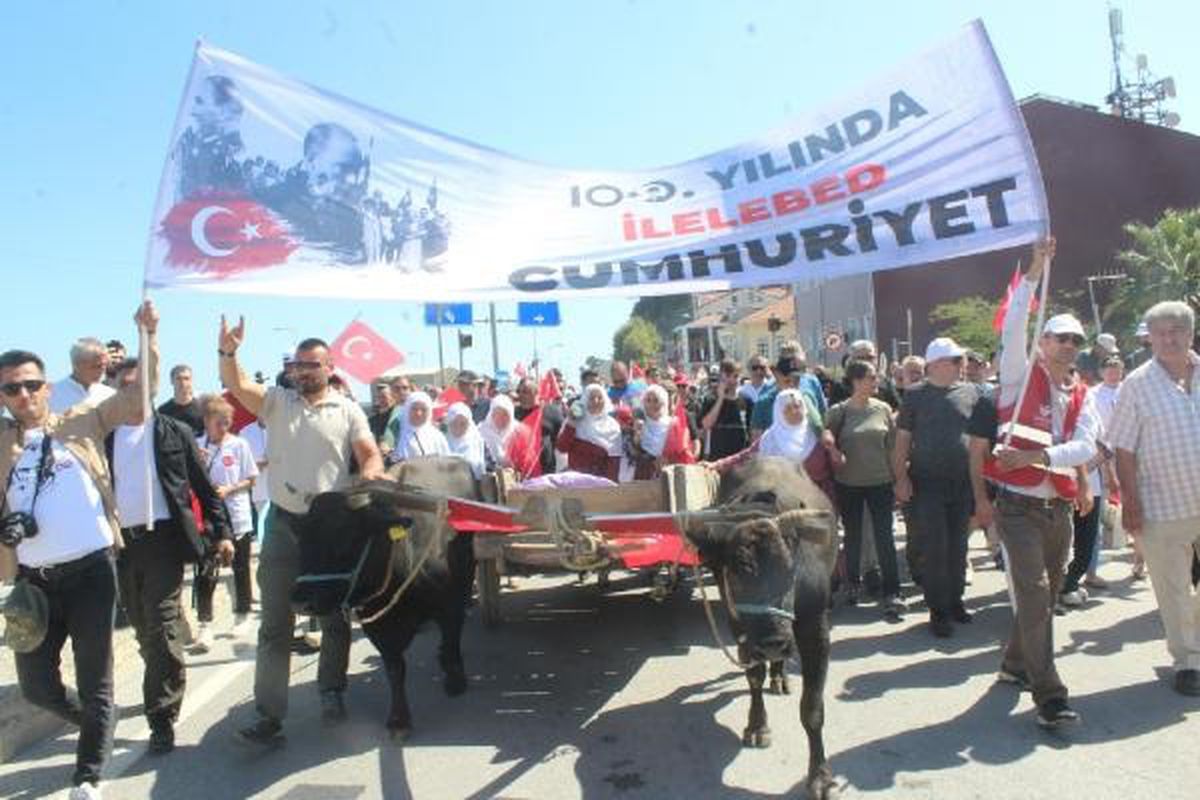 ÜMİT ÖZDAĞ, 'İSTİKLAL YOLU ZAFER YÜRÜYÜŞÜ'NE BAŞLADI
