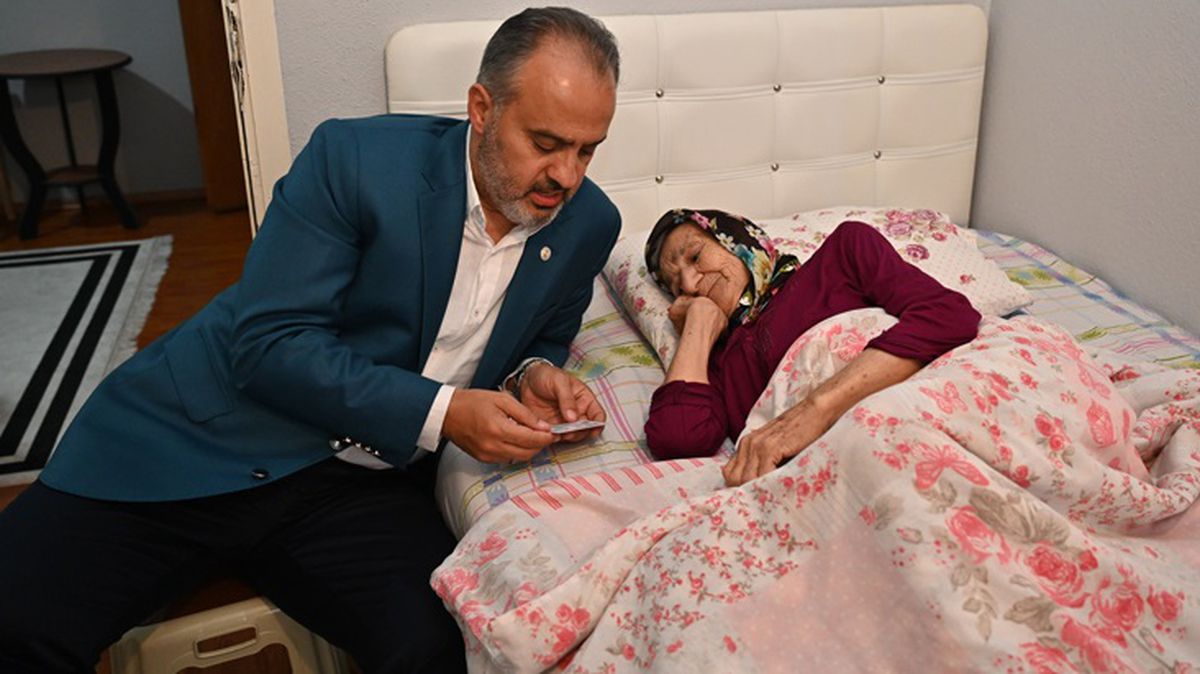Alinur Aktaş, 118 yaşındaki Saadet nineyi ziyaret edip hayır duasını aldı