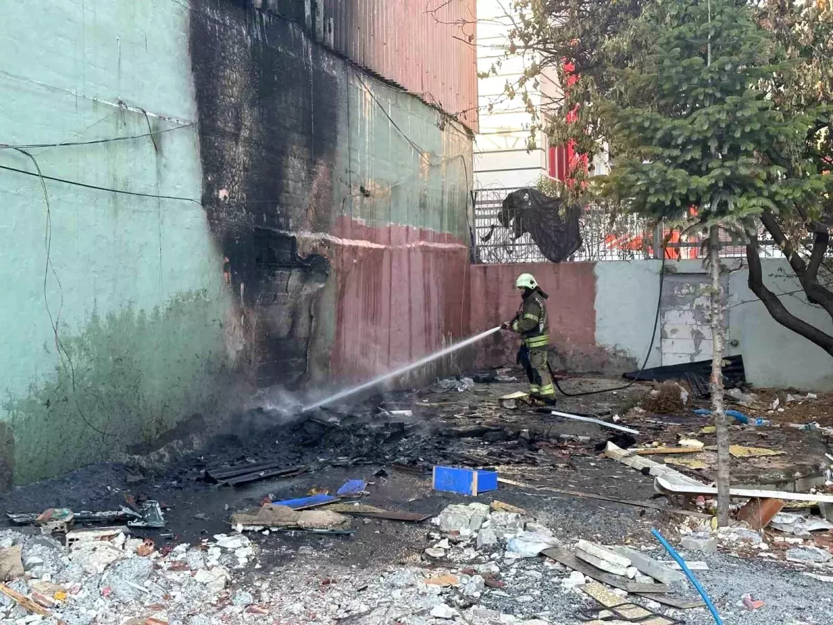 İstanbul'da yapı malzemeleri deposunda yangın çıktı