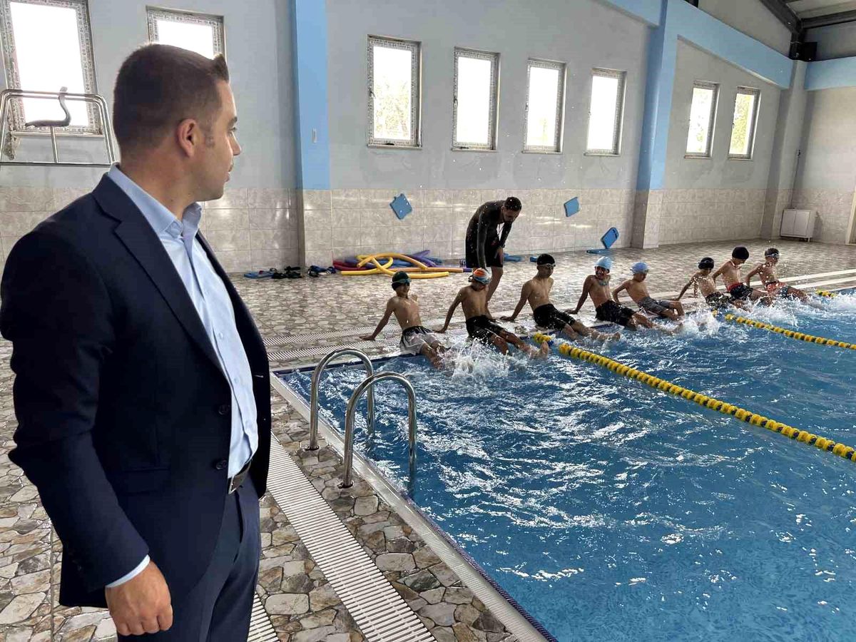 Hakkari'de Tehlikeli Derede Yüzen Çocuklara Havuz Sürprizi
