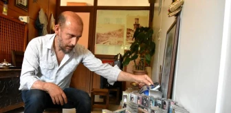 Bitlis'te yaşayan son harik ustası Müslüm Gürses kasetlerini dinliyor