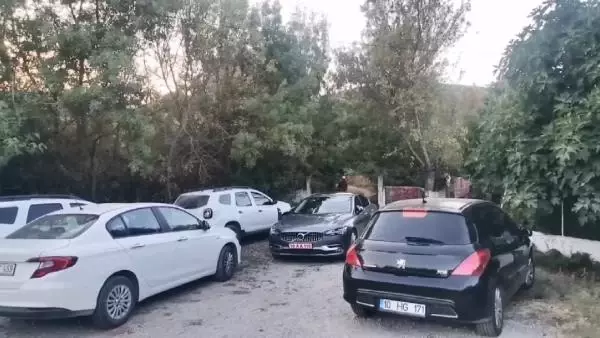 Esrarengiz bir şekilde ortadan kaybolan ekonomist Korhan Berzeg'in köpeği 'Tina', aile dostunun evinin yakınında bulundu Esrarengiz bir şekilde ortadan kaybolan ekonomist Korhan Berzeg'in köpeği 'Tina', aile dostunun evinin yakınında bulundu