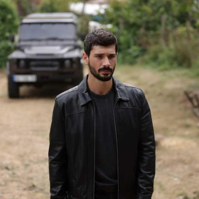 Kurtlar Vadisi ekibinden yeni dizi! Ünlü isimlerin yer aldığı Hudutsuz Sevda'dan ilk fragman geldi Kurtlar Vadisi ekibinden yeni dizi! Ünlü isimlerin yer aldığı Hudutsuz Sevda'dan ilk fragman geldi