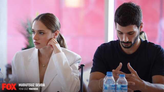 Kurtlar Vadisi ekibinden yeni dizi! Ünlü isimlerin yer aldığı Hudutsuz Sevda'dan ilk fragman geldi Kurtlar Vadisi ekibinden yeni dizi! Ünlü isimlerin yer aldığı Hudutsuz Sevda'dan ilk fragman geldi