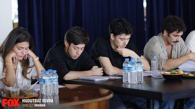 Kurtlar Vadisi ekibinden yeni dizi! Ünlü isimlerin yer aldığı Hudutsuz Sevda'dan ilk fragman geldi Kurtlar Vadisi ekibinden yeni dizi! Ünlü isimlerin yer aldığı Hudutsuz Sevda'dan ilk fragman geldi