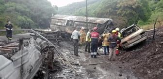 Meksika'da zincirleme trafik kazasında yakıt tankeri devrildi: 8 kişi yanarak can verdi