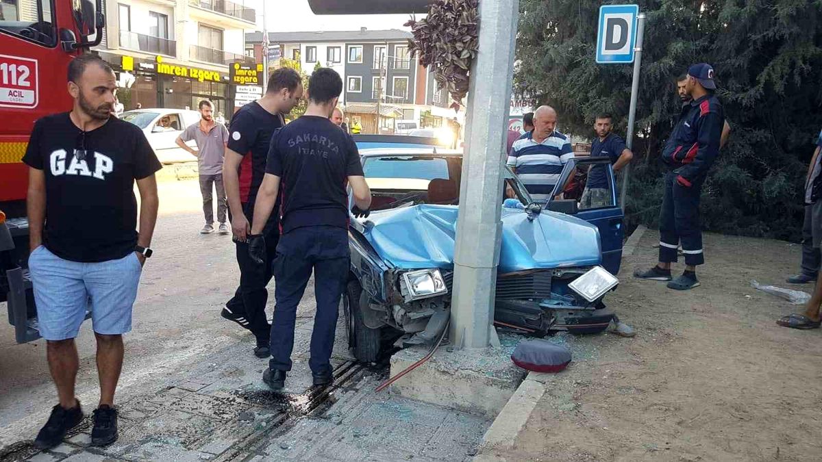 Sapanca'da Ticari Taksi ile Otomobil Çarpıştı: Sürücü Yaralandı