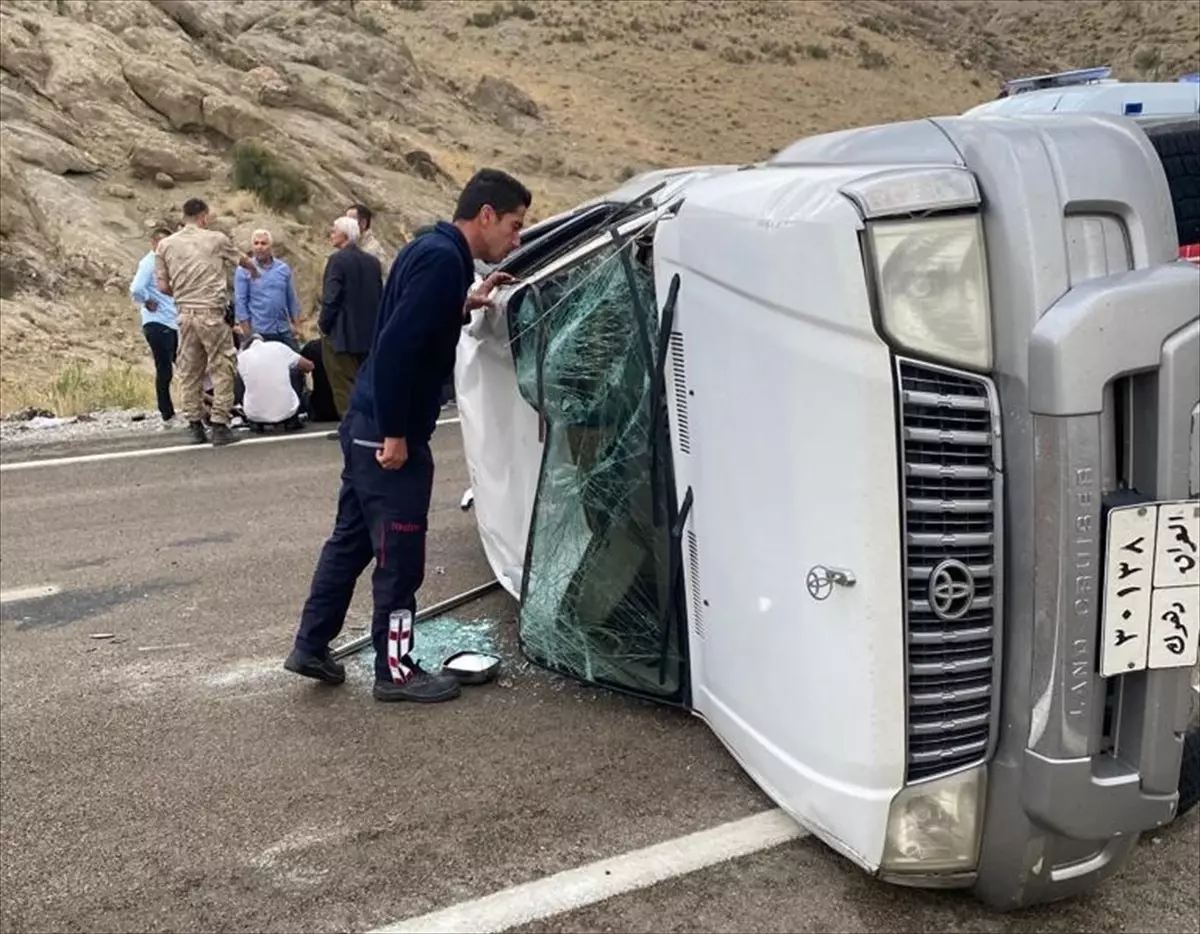 Van'da cip devrildi: 2'si ağır 4 yaralı