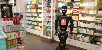 Yalova'da bir eczanede yapay zeka robotu hizmet veriyor