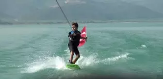 9 Yaşındaki Egemen Sarı, Zafer Bayramı'nı İznik Gölü'nde Wakeboard Yaparak Kutladı