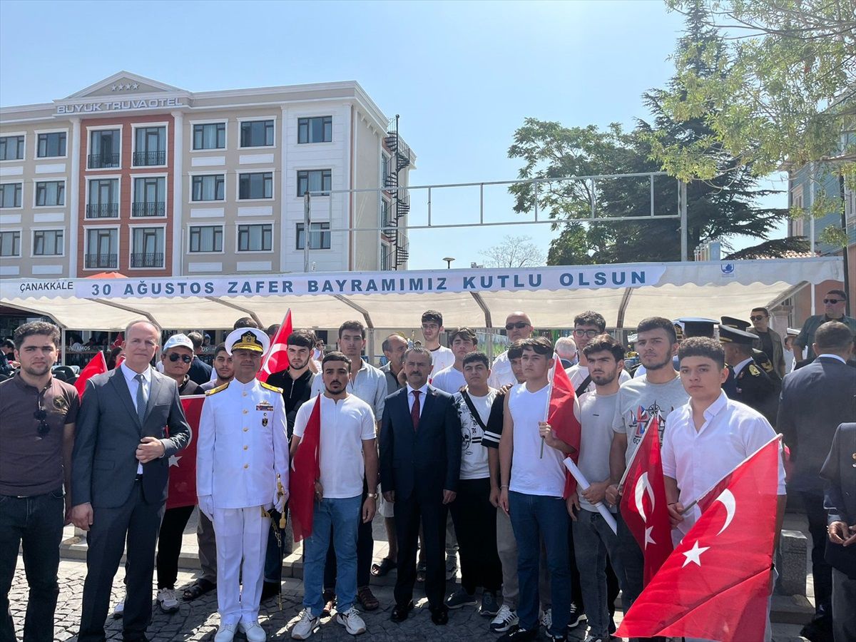 Azerbaycanlı şehit çocukları Çanakkale'de 30 Ağustos törenine katıldı