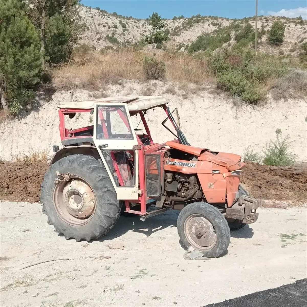 Bilecik'te traktör şarampole devrildi, sürücü yaralandı