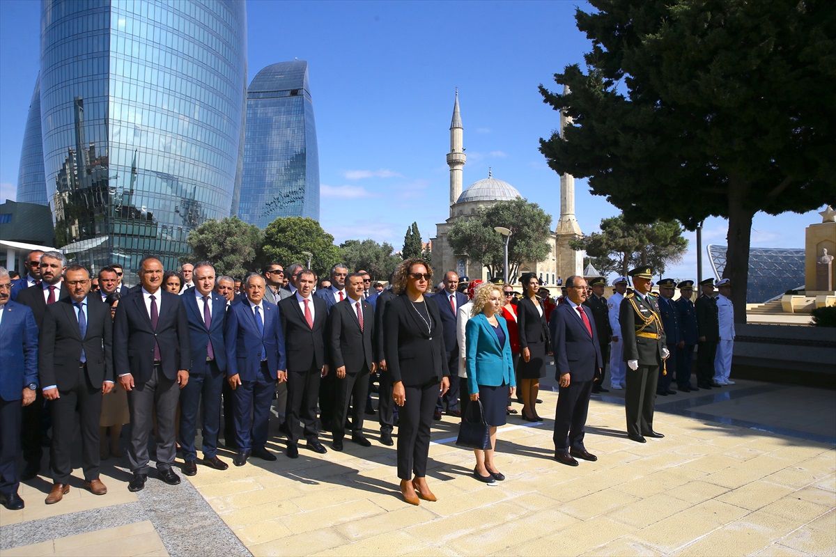 Azerbaycan'da 30 Ağustos Zafer Bayramı 101. yılında törenle kutlandı