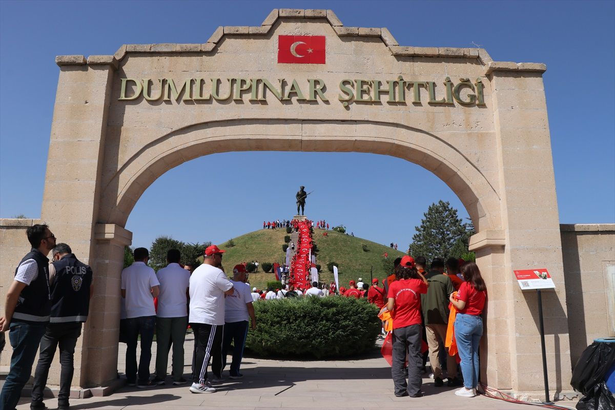 Büyük Zafer'in 101. yılında Dumlupınar Şehitliği'nde ziyaretçi yoğunluğu