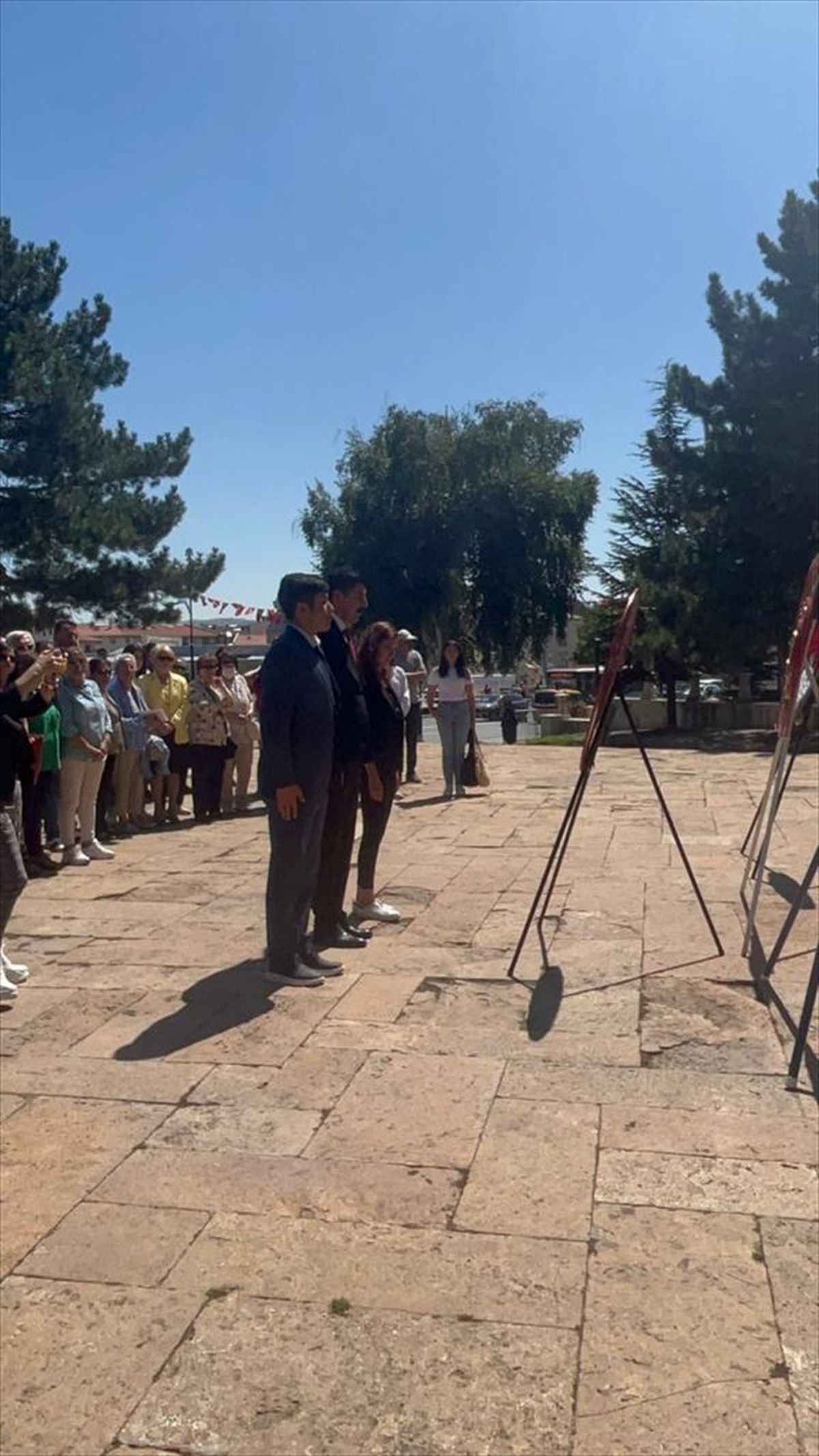 CHP Sivas İl Başkanı Haydar Öztürk, 30 Ağustos Zafer Bayramı'nda Atatürk Anıtı'na çelenk sundu