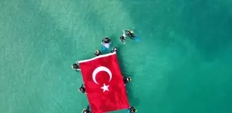 Dalgıçlar Van Gölü'nde Türk Bayrağı Açtı