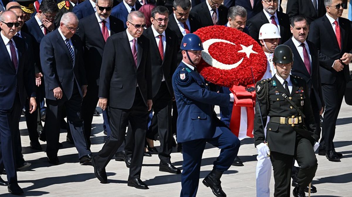 Devlet erkanı Ata'nın huzurunda! Anıtkabir Özel defterini imzalayan Erdoğan'dan 'Çalışmaya devam' mesajı