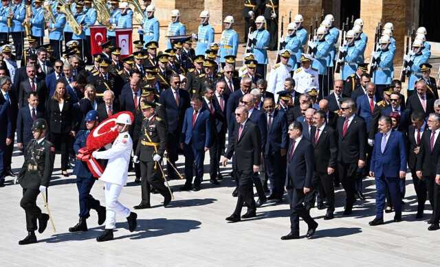 Devlet erkanı Ata'nın huzurunda! Anıtkabir Özel defterini imzalayan Erdoğan'dan 'Çalışmaya devam' mesajı Devlet erkanı Ata'nın huzurunda! Anıtkabir Özel defterini imzalayan Erdoğan'dan 'Çalışmaya devam' mesajı