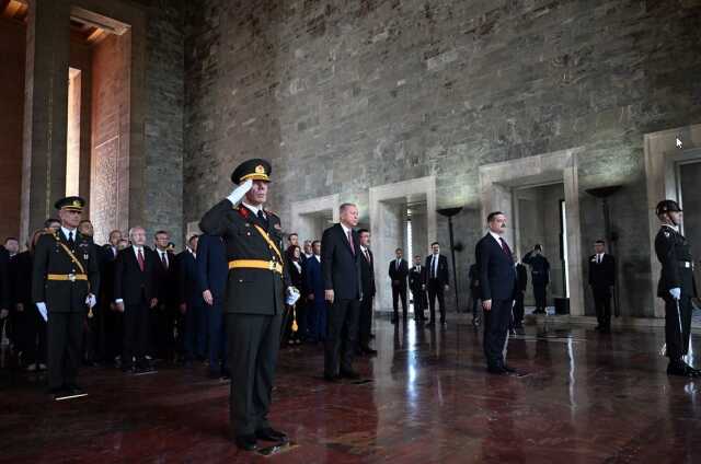 Devlet erkanı Ata'nın huzurunda! Anıtkabir Özel defterini imzalayan Erdoğan'dan 'Çalışmaya devam' mesajı Devlet erkanı Ata'nın huzurunda! Anıtkabir Özel defterini imzalayan Erdoğan'dan 'Çalışmaya devam' mesajı