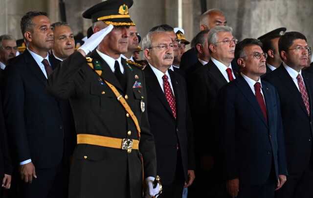 Devlet erkanı Ata'nın huzurunda! Anıtkabir Özel defterini imzalayan Erdoğan'dan 'Çalışmaya devam' mesajı Devlet erkanı Ata'nın huzurunda! Anıtkabir Özel defterini imzalayan Erdoğan'dan 'Çalışmaya devam' mesajı