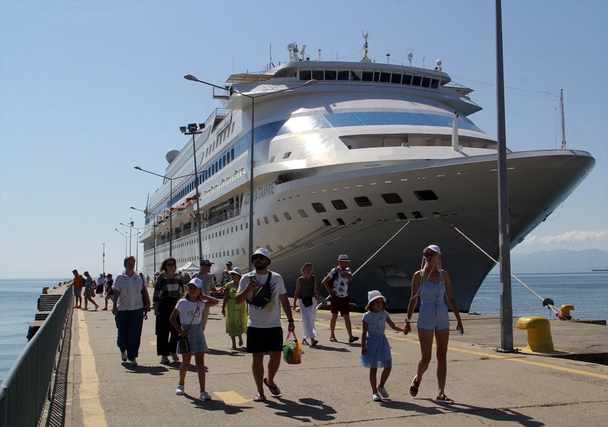 Sinop, Kruvaziyer Turizmiyle Yabancı Turistleri Ağırlamaya Devam Ediyor