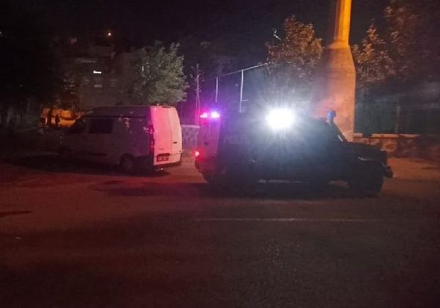Evinde oturan 15 yaşındaki genç kız, maganda kurşunuyla başından vurulup ağır yaralandı Evinde oturan 15 yaşındaki genç kız, maganda kurşunuyla başından vurulup ağır yaralandı