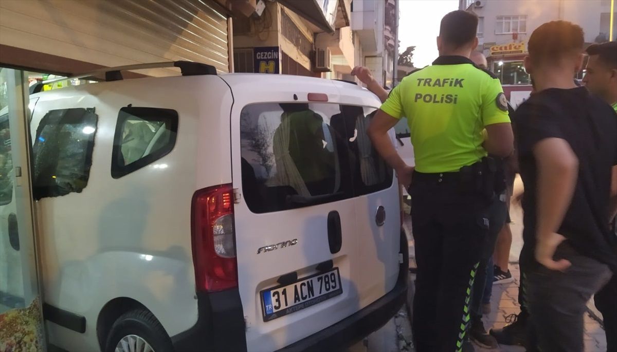 Samandağ'da hafif ticari araç iş yerine girdi