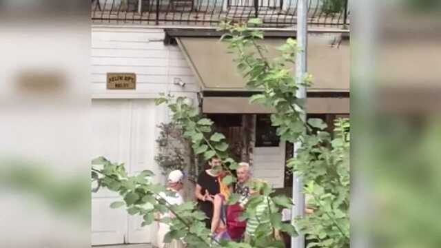 İstanbul'da 'zeytin ağacı' tartışması! 'Kaldırımda yürüyemiyorum' deyip şikayet etti, işletme sahibi ise kendini ağaca zincirledi
