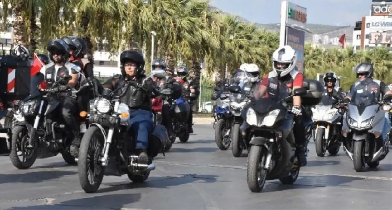 İzmir'de Motosikletli ve Klasik Otomobil Kortejleri