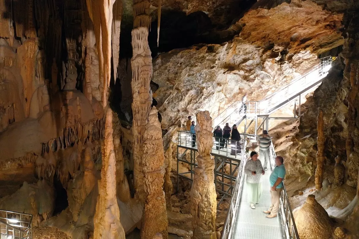 Gümüşhane'deki Karaca Mağarası, Turistlerin Tercih Noktası Haline Geldi