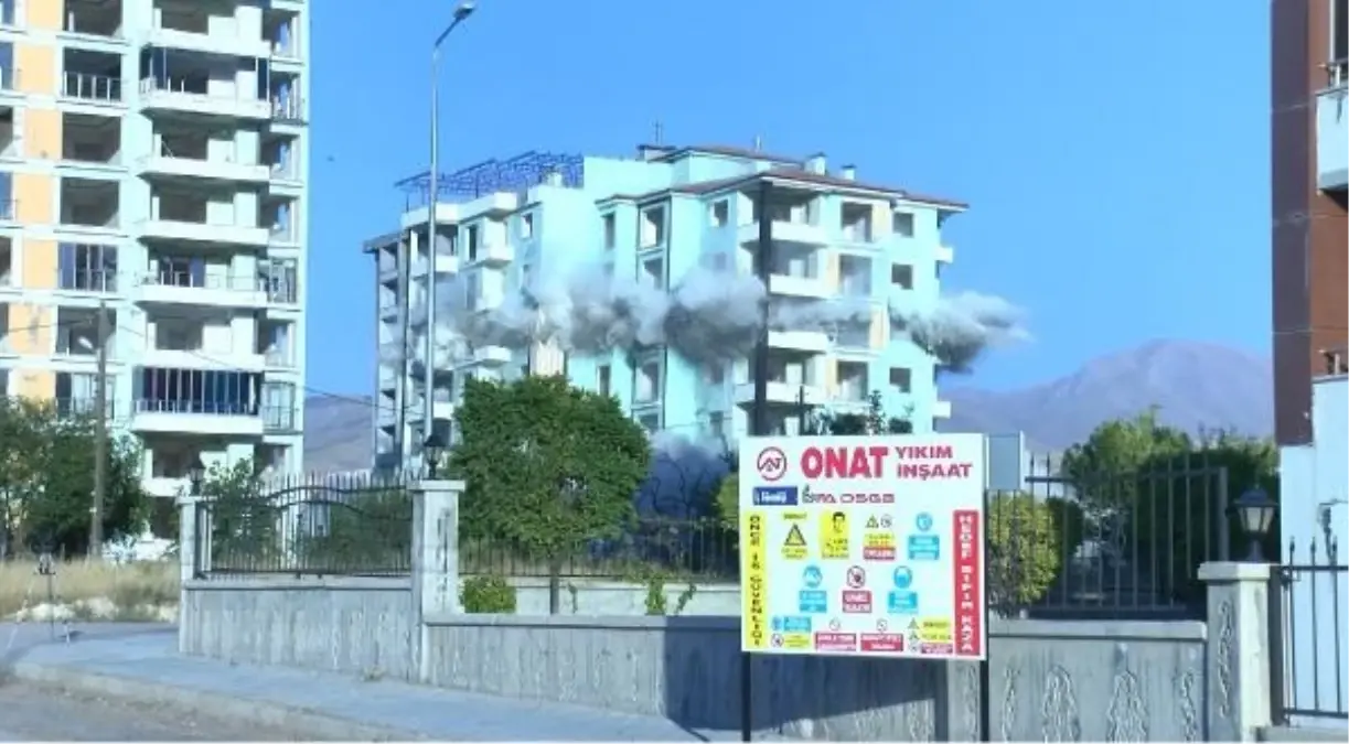 Malatya'da depremde hasar gören 9 katlı bina dinamitle yıkıldı