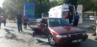 Sapanca'da iki otomobilin çarpıştığı kazada karı koca yaralandı