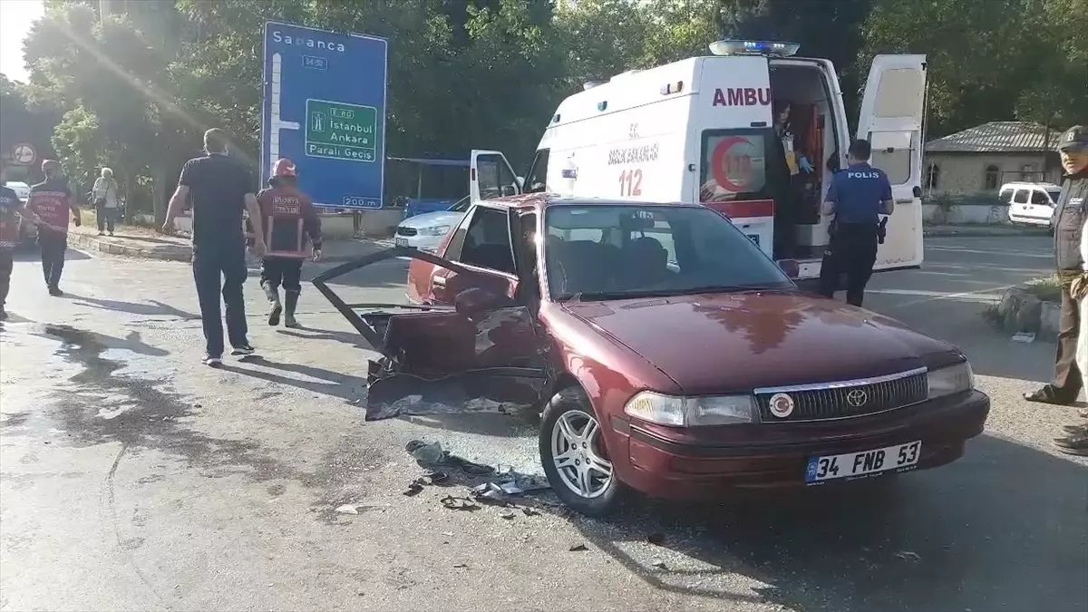 Sapanca'da iki otomobilin çarpıştığı kazada karı koca yaralandı
