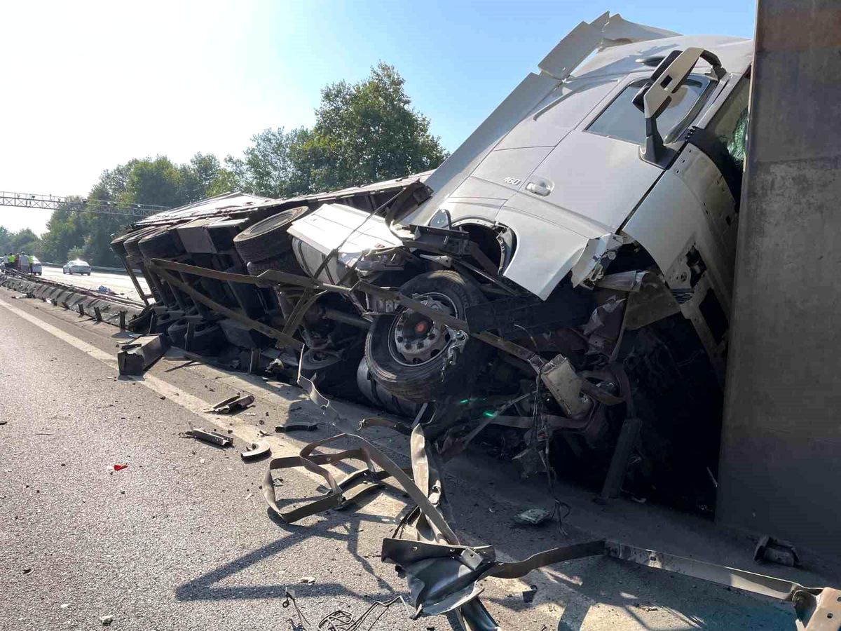 Kocaeli TEM Otoyolu'nda Sebze Yüklü Tırın Kaza Yapması Trafikte Felce Neden Oldu