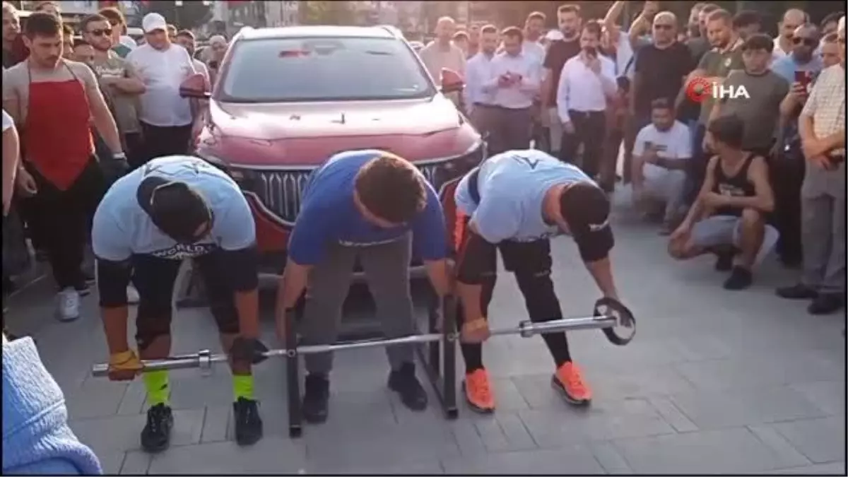 Powerlifting Sporcuları 2 Tonluk TOGG'u Kaldırdı