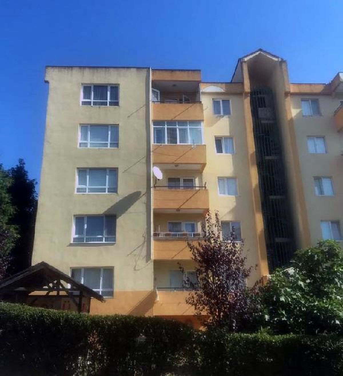 Körfez'de 3 yaşındaki çocuk balkondan düştü