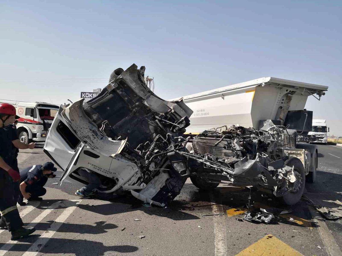 Aksaray'da Trafik Kazası: 2 Kişi Yaralandı, 1 Tır Hurdaya Döndü
