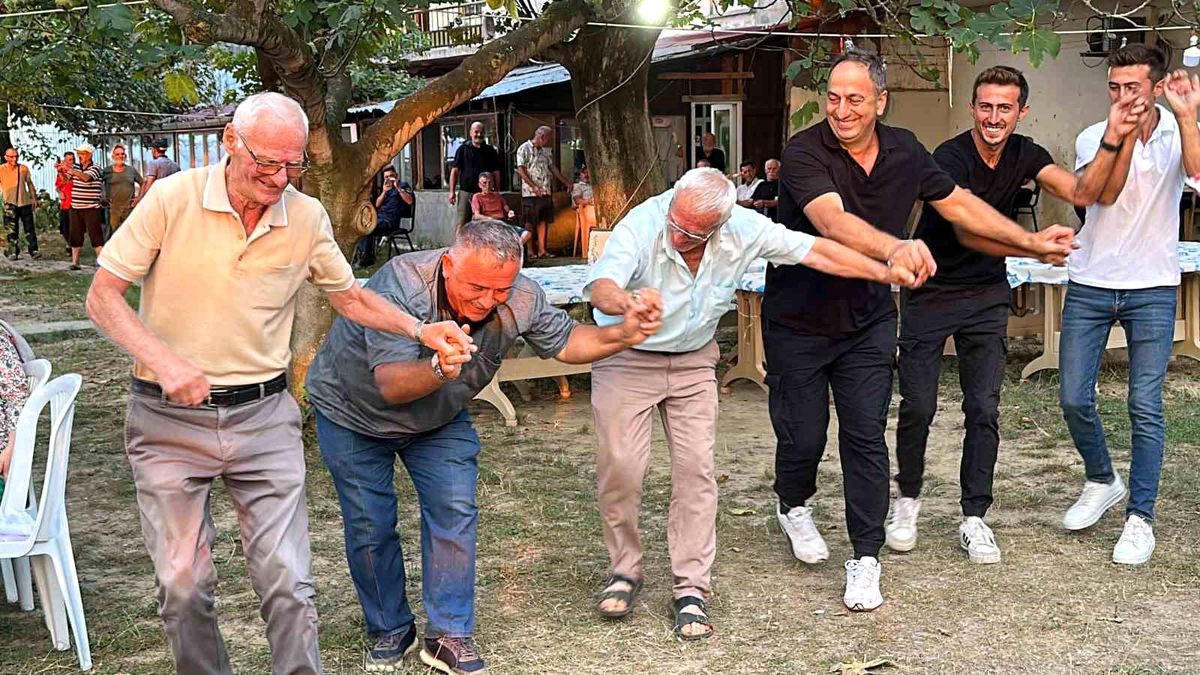 Düzceli Balıkçılar Av Yasağını Balık Ekmek Dağıtarak Kutladı